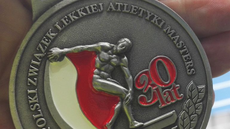 Zdjęcie przedstawiające srebrny medal zdobyty przez Andrzeja Szyslera