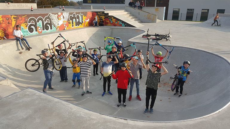 Zdjęcie przedstawiające uczestników zajęć na skateparku