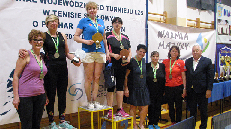 Zdjęcie przedstawiające dekorację podium w kategorii kobiet turnieju
